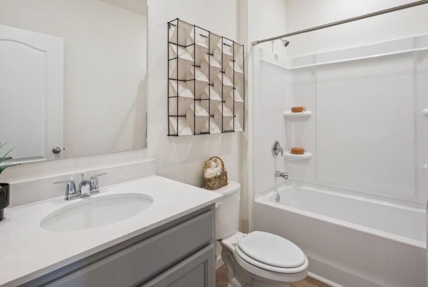 4_Kelseyguestbathroom